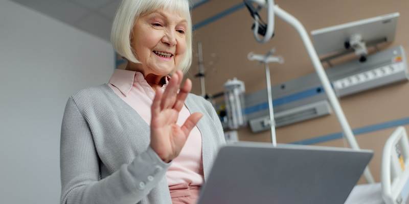  Podcast om digital velfærd: Ældre dame hackede lyset i smart seniorbolig